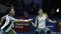 Laju Fajar/Rian semakin tak terhentikan, dan mampu unggul hingga 20-14. Kemenangan gim kedua diraih berkat satu smash Rian yang gagal dikembalikan sempurna, membuat skor menjadi 21-14.