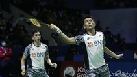 Hasil positif kembali diraih Fajar Alfian/Muhammad Rian Ardianto dalam lanjutan Indonesia Open 2022. Pasangan nomor enam dunia itu menang meyakinkan dengan dua gim langsung 21-19, 21-14.