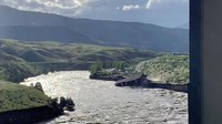 Mengutip Reuters, sebuah rumah jatuh ke sungai Yellowstone akibat banjir di Gardiner, Montana, Amerika Serikat, Senin (13/6/2022).