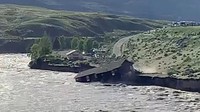 Sebagai informasi, hujan lebat selama akhir pekan menyebabkan banjir merendam kawasan Taman Nasional Yellowstone, AS. Taman nasional itu pun ditutup untuk sementara waktu. Selain itu, area lainnya yang juga terdampak banjir adalah Gardiner, sebuah kota di utara taman nasional yang terisolasi karena air menutupi jalan di utara kota dan tanah longsor menghalangi jalan ke selatan.