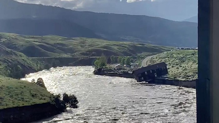 Foto: Detik-detik Rumah di AS Nyemplung ke Sungai Gegara Banjir Sebuah rumah di kawasan Gardiner, Montana, AS, jatuh ke sungai Yellowstone akibat banjir di wilayah tersebut. Seperti apa penampakannya? Ini fotonya.
