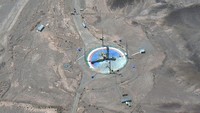 Gambar satelit dari Maxar Technologies ini menunjukkan sebuah roket yang bersiap untuk didirikan di landasan peluncuran di Pusat Antariksa Imam Khomeini di tenggara Semnan, Iran pada Selasa, (14/6/2022). Hal ini membuat ketegangan akan program nuklir Teheran.