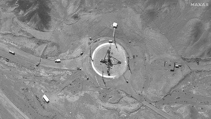 Foto Satelit Tunjukkan Iran Bersiap untuk Peluncuran Roket This satellite image from Maxar Technologies shows a rocket preparing to be erected at a launch pad at Imam Khomeini Space Center southeast of Semnan, Iran on Tuesday, June 14, 2022. Iran appeared to be readying for a space launch Tuesday as satellite images showed a rocket on a rural desert launch pad, just as tensions remain high over Tehran's nuclear program. The images from Maxar Technologies showed a launch pad at Imam Khomeini Spaceport in Iranโs rural Semnan province, the site of frequent recent failed attempts to put a satellite into orbit. (Satellite image ยฉ2022 Maxar Technologies via AP)
