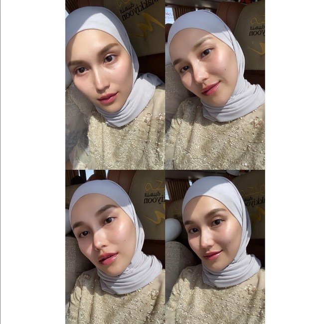 Inilah penampilan Ayu Ting Ting saat umrah. Ayu mengenakan hijab pashmina yang dililit rapi ke belakang lehernya. Wanita dengan nama lengkap Ayu Rosmalina itu memanjatkan doa khusus selama berada di Tanah Suci. Semoga semua keluarga sehat, panjang umur, lancar, banyak rezeki juga, dapat jodoh juga amin yang terbaik khususnya. Di sana kita 12 hari Insya Allah, tutur Ayu. Foto: Dok. Instagram @ayutingting92.