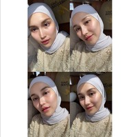 Inilah penampilan Ayu Ting Ting saat umrah. Ayu mengenakan hijab pashmina yang dililit rapi ke belakang lehernya. Wanita dengan nama lengkap Ayu Rosmalina itu memanjatkan doa khusus selama berada di Tanah Suci. Semoga semua keluarga sehat, panjang umur, lancar, banyak rezeki juga, dapat jodoh juga amin yang terbaik khususnya. Di sana kita 12 hari Insya Allah, tutur Ayu. Foto: Dok. Instagram @ayutingting92.