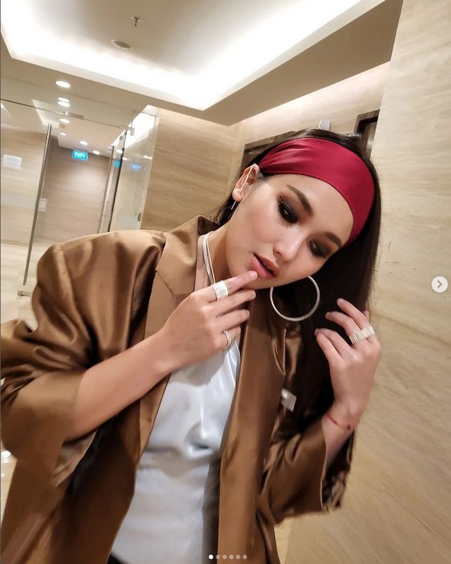 Setelah menjalani umrah pada akhir Mei 2022, Ayu kini sudah kembali ke Tanah Air. Ayu Ting Ting pun kembali beraktivikas. Ia mengunggah foto di feeds Instagramnya. Unggahan wanita kelahiran lahir 20 Juni 1992 langsung menjadi sorotan publik. Foto: Dok. Instagram @ayutingting92.