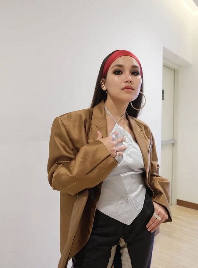 Riasan mata Ayu Ting Ting dibuat mencolok dengan eyeliner bagian bawah mata dan eyeshadow warna cokelat tua. Putri sulung dari pasangan Abdul Rozak dan Umi Kalsum tampil sebagai salah satu juri acara pencarian bakat. Foto: Dok. Instagram @ayutingting92.