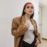 Riasan mata Ayu Ting Ting dibuat mencolok dengan eyeliner bagian bawah mata dan eyeshadow warna cokelat tua. Putri sulung dari pasangan Abdul Rozak dan Umi Kalsum tampil sebagai salah satu juri acara pencarian bakat. Foto: Dok. Instagram @ayutingting92.