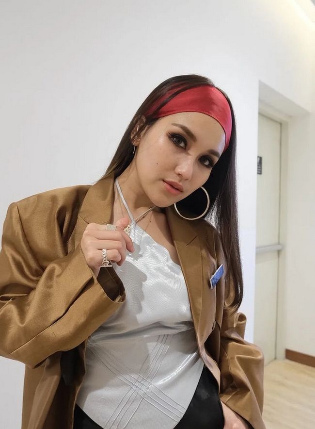 Ayu Ting Ting terkenal sebagai salah satu aartis yang memiliki kontrakan cukup banyak. Tak tanggung-tanggung, kontrakan Ayu berjumlah sekitar 100 pintu. Ide membangun kontrakan sendiri didapat Ayu dari sang ayah, Abdul Rozak. Foto: Dok. Instagram @ayutingting92.