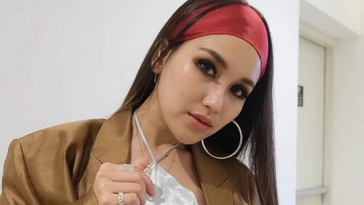 7 Foto Gaya Ayu Ting Ting Usai Pulang Umrah Disorot, Disebut bak Idol K-Pop