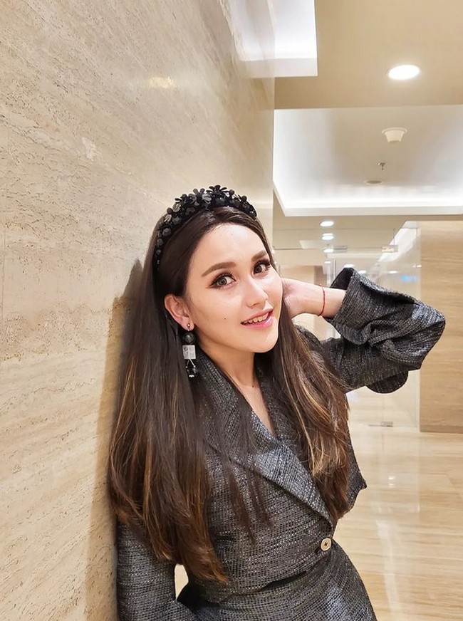 Penampilan Ayu Ting Ting usai pulang umrah itu langsung mendapatkan pujian dari warganet. Ada yang mengatakan Ayu mirip dengan artis Korea. Cantik amat istrinya park jimin, ehh apa istrinya kim seokjin sihh 하하하😍😍, ucap pengguna Instagram @aaaaquamarine. Pulang umrah tambah cantik bu Ayuuu😍😍😍, ujar akun @sorayabalqis4. Looknya benar-benar kayak eonni-eonni Korea banget teh 😍😍😍 kaya di film WW With Secretary Kim, puji akun @altjemathilda91. Foto: Dok. Instagram @ayutingting92.