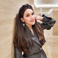 Penampilan Ayu Ting Ting usai pulang umrah itu langsung mendapatkan pujian dari warganet. Ada yang mengatakan Ayu mirip dengan artis Korea. Cantik amat istrinya park jimin, ehh apa istrinya kim seokjin sihh 하하하😍😍, ucap pengguna Instagram @aaaaquamarine. Pulang umrah tambah cantik bu Ayuuu😍😍😍, ujar akun @sorayabalqis4. Looknya benar-benar kayak eonni-eonni Korea banget teh 😍😍😍 kaya di film WW With Secretary Kim, puji akun @altjemathilda91. Foto: Dok. Instagram @ayutingting92.