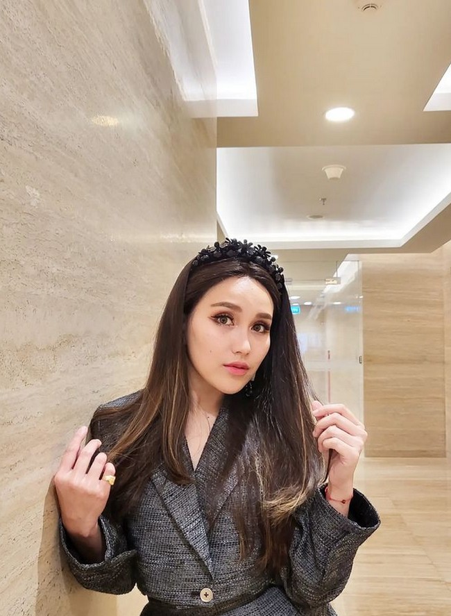 Sama seperti Maia Estianty yang rutin botox dan laser, Ayu Ting Ting pun melakukan perawatan wajah serupa. Dalam pengakuannya pada 2018 lalu di acara klinik kecantikan Dermapro, Ayu Ting Ting mengaku bahwa dia melakukan botox dan laser wajah karena memiliki banyak kerutan. Foto: Dok. Instagram @ayutingting92.