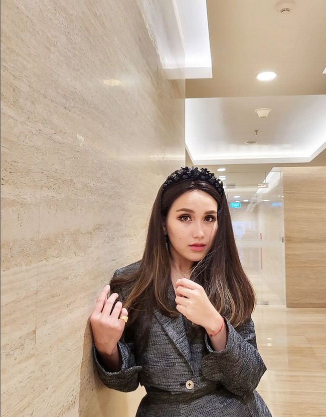 Pelantun lagu Alamat Palsu itu menuliskan caption dengan bahasa Korea,안녕하심니까 ♠️🎼 (Halo yang disana ♠️🎼), tulis Ayu. Mengunggah foto usai menjalani ibadah umrah, Ayu terlihat memakai wig dilengkapi dengan aksesori kepala. Foto: Dok. Instagram @ayutingting92.