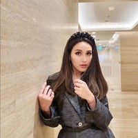 Pelantun lagu Alamat Palsu itu menuliskan caption dengan bahasa Korea,안녕하심니까 ♠️🎼 (Halo yang disana ♠️🎼), tulis Ayu. Mengunggah foto usai menjalani ibadah umrah, Ayu terlihat memakai wig dilengkapi dengan aksesori kepala. Foto: Dok. Instagram @ayutingting92.