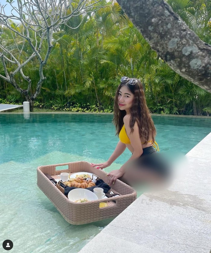 Gaya Mewah Ayu Thalia Saat Makan di Resto dan Floating Breakfast