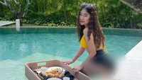 Liburan di Jakarta, Ayu Thalia nikmati floating breakfast di sebuah hotel. Ia memilih croissant sebagai salah satu menunya.