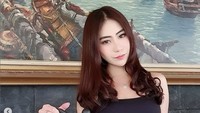 Siapa mau? Ayu Thalia bisa menyeduhkan kopi secara manual untuk para penikmat kopi. Ngopi masss, katanya di keterangan foto.