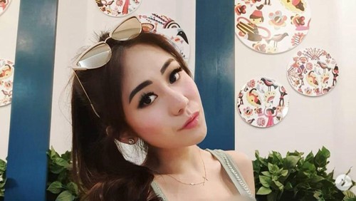 Gaya Mewah Ayu Thalia Saat Makan di Resto dan Floating Breakfast