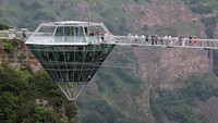 Menarik, di tengah jembatan terdapat sebuah kafe berbentuk berlian.
