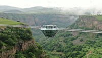 Kafe berlian tersebut tergantung di tengah konstruksi jembatan dengan ketinggian 200 meter.