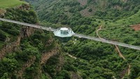 Tak hanya itu, staff manajer jembatan mengatakan bakal memasukkan konstruksi kafe ke Guinness World Records sebagai restoran gantung tertinggi dari sebuah jembatan.