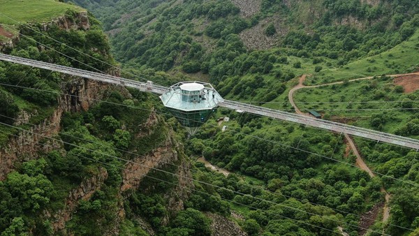 Tak hanya itu, staff manajer jembatan mengatakan bakal memasukkan konstruksi kafe ke Guinness World Records sebagai restoran gantung tertinggi dari sebuah jembatan. Tak hanya itu, staff manajer jembatan mengatakan bakal memasukkan konstruksi kafe ke Guinness World Records sebagai restoran gantung tertinggi dari sebuah jembatan.