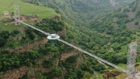 Ini dia penampakan jembatan kaca di Georgia yang membentang sepanjang 240 meter yang diresmikan pada, Selasa (14/6/2022).