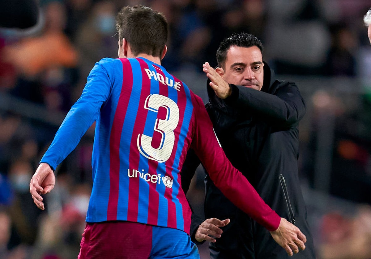 Satu Pinta Xavi ke Gerard Pique (Foto: Getty Images/Quality Sport Images)