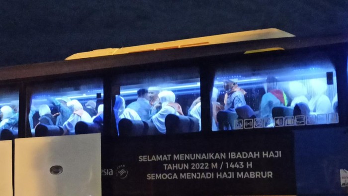 Para JCH diberangkatkan dari Asrama Haji di Banda Aceh ke bandara sekitar pukul 23.15 WIB, Selasa (14/6/2022). Foto: Agus Setyadi/detikSumut