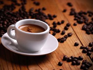 Bagaimana Hukumnya Minum Kopi dengan Sirup Rum Non Alkohol?