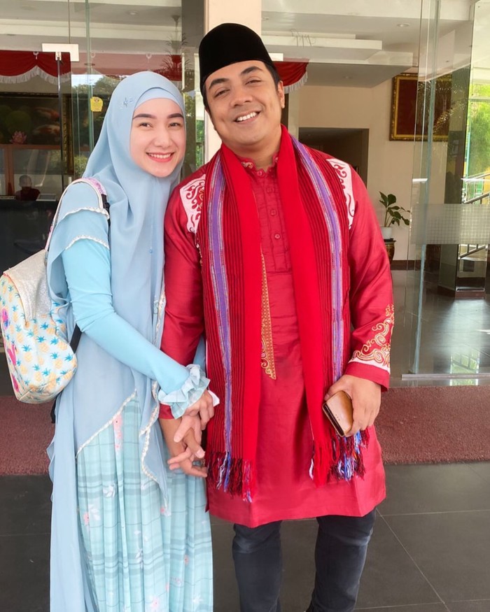 Indri Giana Indri Giana hamil anak kembar
