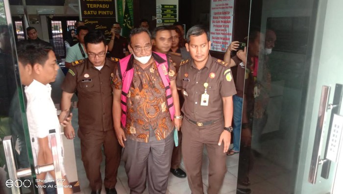 Ismail Ibrahim saat memakai rompi pink milik Kejari Tebo. (Foto: Istimewa)