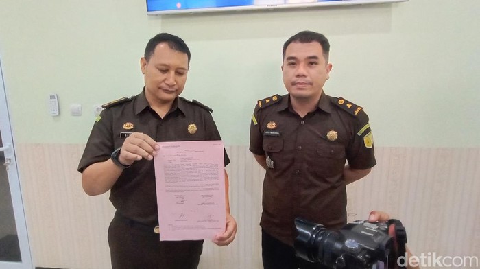 Jaksa Pengadilan Negeri Kudus menunjukan bukti pengembalian uang hasil korupsi ke Desa Lau di Kejari Kudus, Rabu (15/6/2022).