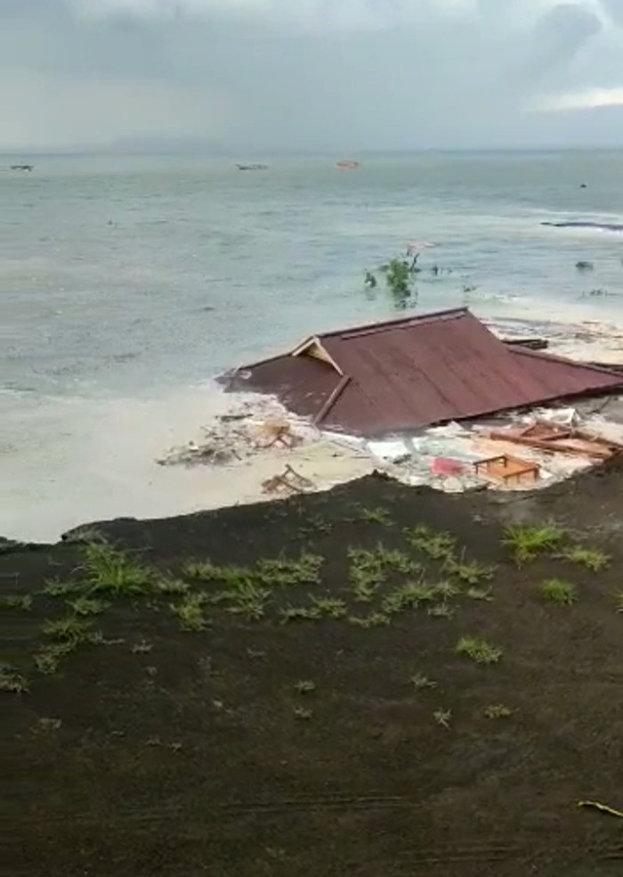 Jembatan di Minahasa Selatan ambruk dan 10 rumah ikut hanyut ke laut (Dok. Istimewa).