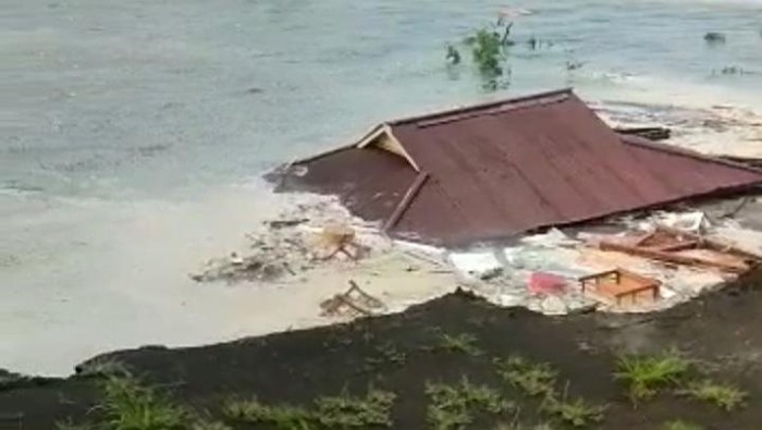 Jembatan di Minahasa Selatan ambruk dan 10 rumah ikut hanyut ke laut (Dok. Istimewa).