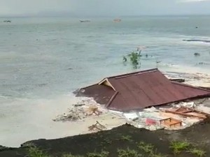 Detik-detik Abrasi di Sulut Bikin Jembatan Ambruk-10 Rumah Hanyut