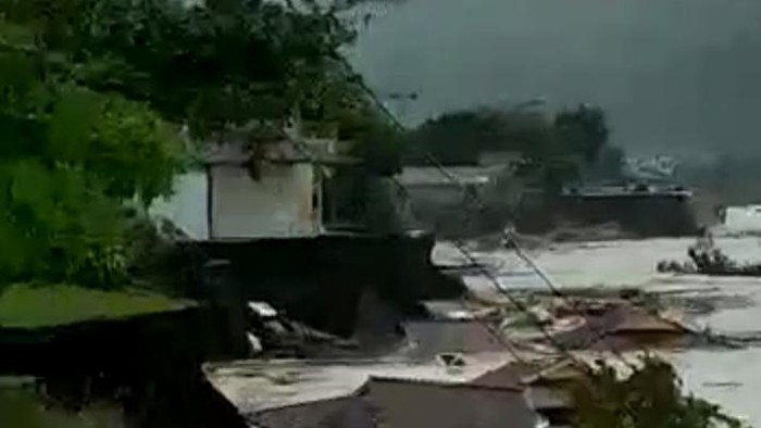 Jembatan di Minahasa Selatan ambruk dan 10 rumah ikut hanyut ke laut (Dok. Istimewa).