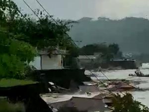 Cerita Ibu di Sulut Selamatkan Bayi saat 10 Rumah Hanyut Akibat Abrasi Pantai