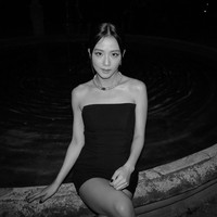 Rose BLACKPINK sebelumnya juga mengenakan gaun rancangan desainer Korea, Rok Hwang (Founder Rokh) itu saat menghadiri acara pameran Tiffany & Co ‘Vision & Virtuosity’ di Paris, Prancis. Foto: dok. Twitter @jenniesrenes