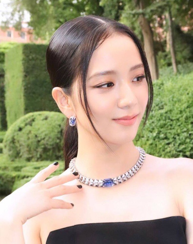 Penampilan Jisoo BLACKPINK dipermanis dengan kalung berlian dan anting-anting bermata safir keluaran Cartier. Rambutnya ditata dengan gaya low ponytail dengan beberapa helai rambut yang membingkai wajahnya. Foto: dok. Twitter @BP_UKRAINE