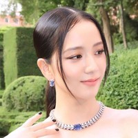 Penampilan Jisoo BLACKPINK dipermanis dengan kalung berlian dan anting-anting bermata safir keluaran Cartier. Rambutnya ditata dengan gaya low ponytail dengan beberapa helai rambut yang membingkai wajahnya. Foto: dok. Twitter @BP_UKRAINE