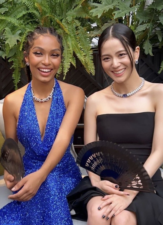 Selama acara Jisoo BLACKPINK duduk berdampingan di sebelah Yara Shahidi, aktris Hollywood yang membintangi film terbaru Disney, Peter Pan & Wendy. Foto: dok. Twitter @jenniesrenes