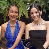 Selama acara Jisoo BLACKPINK duduk berdampingan di sebelah Yara Shahidi, aktris Hollywood yang membintangi film terbaru Disney, Peter Pan & Wendy. Foto: dok. Twitter @jenniesrenes