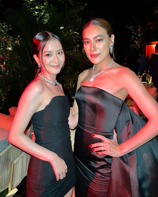 Jisoo BLACKPINK juga berfoto dengan Kimmy Kimberley, aktris Thailand yang baru saja bertunangan dengan Prin Suparat. Foto: dok. Twitter @BP_UKRAINE