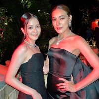 Jisoo BLACKPINK juga berfoto dengan Kimmy Kimberley, aktris Thailand yang baru saja bertunangan dengan Prin Suparat. Foto: dok. Twitter @BP_UKRAINE