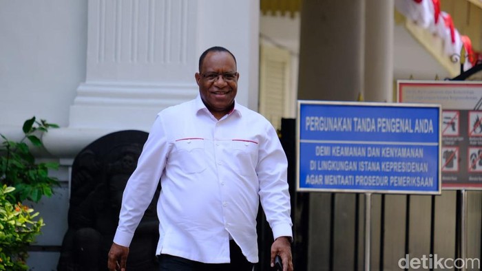 John Wempi Wetipo dilantik menjadi Wakil Menteri Dalam Negeri (Wamendagri) dalam jajaran reshuffle kabinet Presiden Jokowi. Ia adalah putra daerah asal Papua.