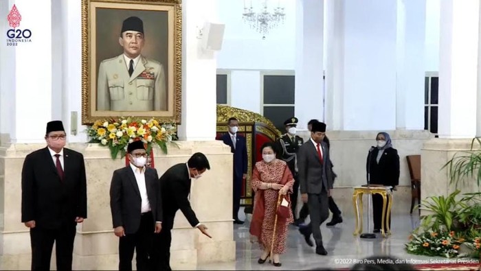 Jokowi berjalan berdampingan dengan Megawati saat pelantikan menteri dan wamen
