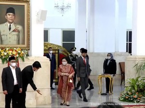Momen Jokowi Jalan Berdampingan dengan Mega ke Ruang Pelantikan Menteri