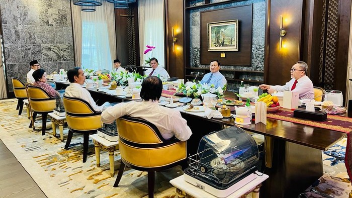 Jokowi makan siang bareng ketua umum parpol